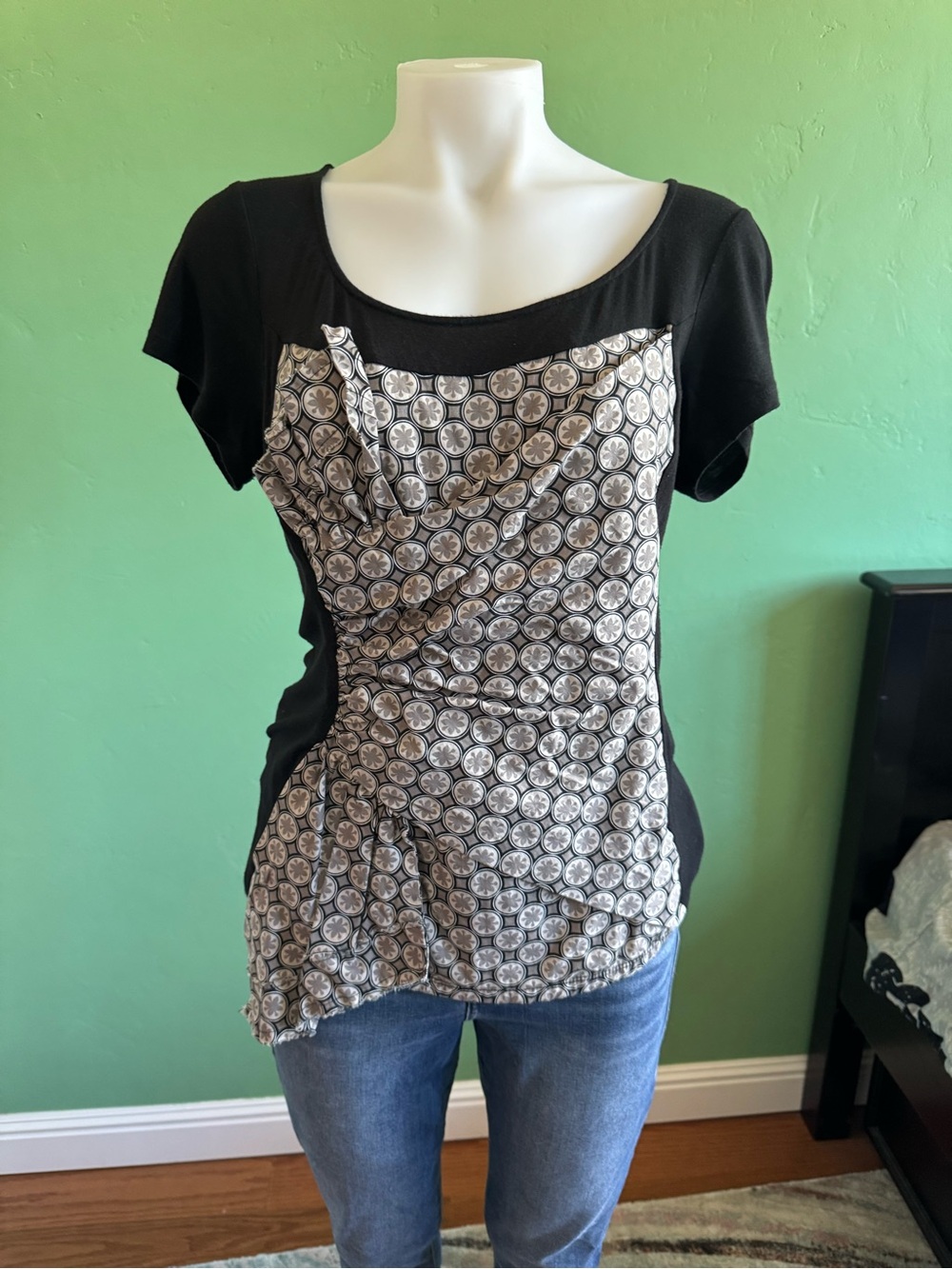 One September Black Short Sleeve Top with Patterned Front Sz Medium